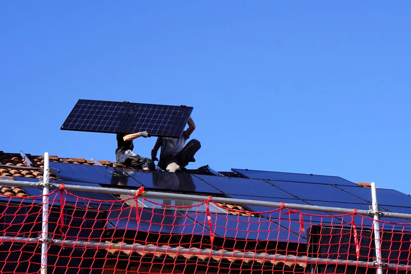 Équipe technique installant des panneaux photovoltaïques